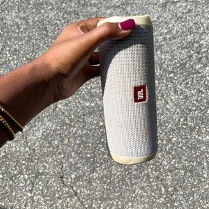 JBL Flip 4 speaker